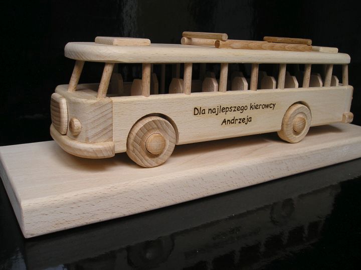 prezent dla kierowcy autobusu drewniana zabawka autobusowa