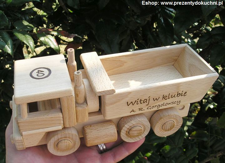 Zabawki drewniane ciężarówki