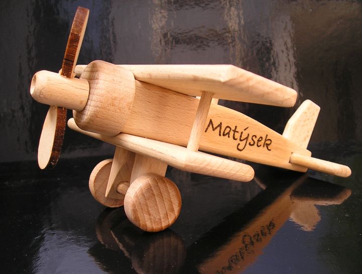 Drewniany samolot, zabawka dla dzieci