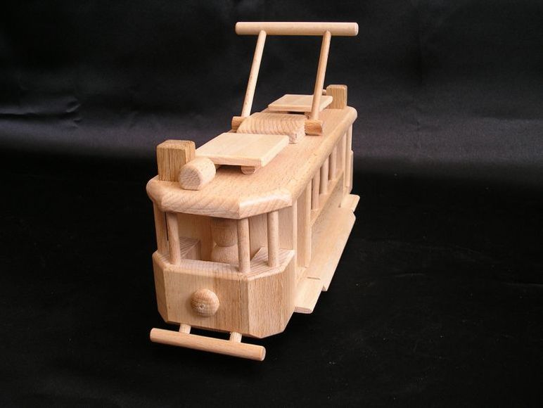 Drewniany tramwaj dla dzeci