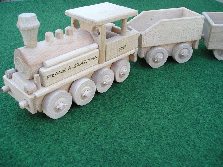 Lokomotywi klasyczne drewniane zabawki.