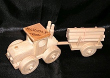 Ciągnik zabawka z drewnia