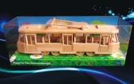 Nowoczesny drewniany tramwaj TATRA T zabawka