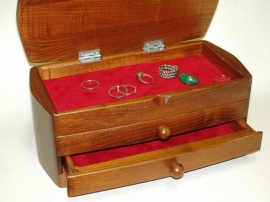 Drewniane pudełka z biżuterią z szufladami