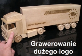 Grawerowanie dużego logo na ciężarówce