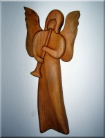 Anioł z trąbką, rzeźba z drewna 