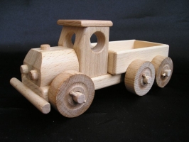 Mała ciężarówka z wywrotka. Drewniana zabawka