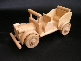 Drewniany weteran samochod dla dzeci.
