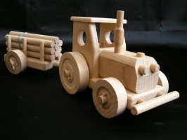 Drewniany traktor z przyczepą, zabawka