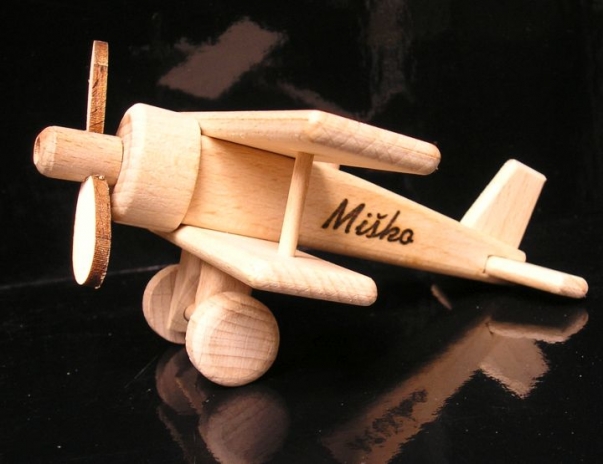 Mały samolocik dwupłatowy z drewna, zabawka