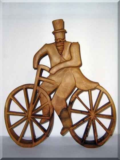 Rowerzysta drewniana statuetka - rzeźba 35 cm