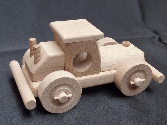 Mały drewniany samochodzik