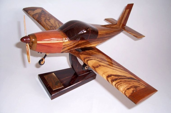 Model z drewna Zlin Z-142 
