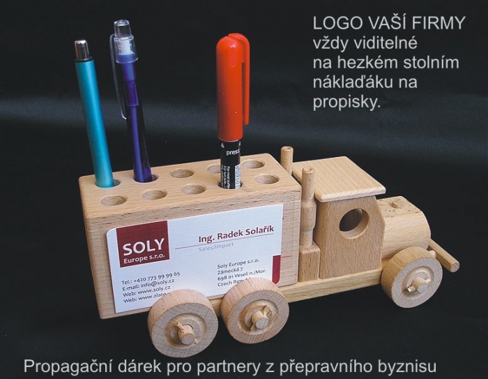 prezenty-propagacyjne-praktyczna-zabawka-dla-managerow-na-biurko-auto-ciezarowe-z-drewna