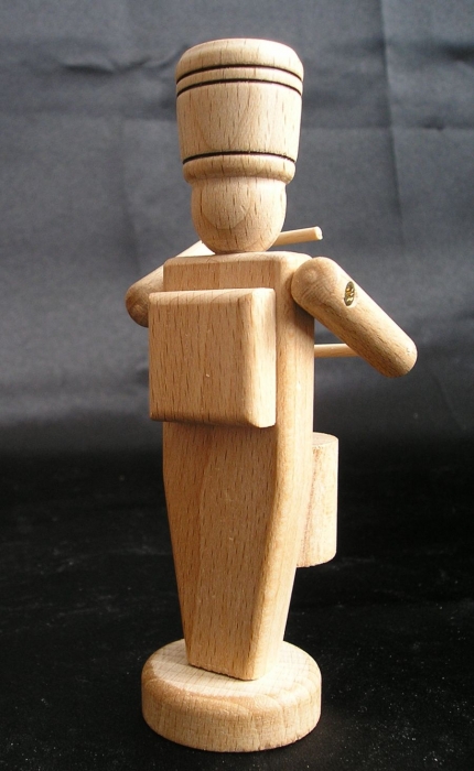 drewniana-zabawka-żołnierz-perkusista