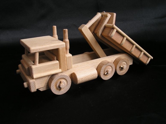 Ciężarówka i ciągnik z lemieszem z drewna