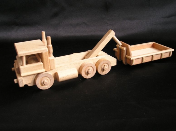Ciężarówka i ciągnik z lemieszem z drewna