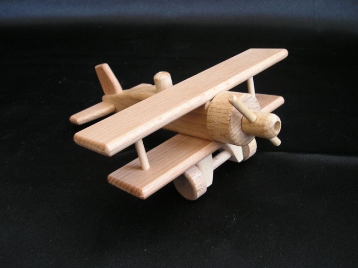 Platforma i samolot z drewna