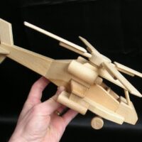 Drewniany helikopter AH-64 Apache – ręcznie wykonany model bojowego śmigłowca