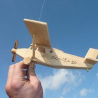 Drewniany samolot Pilatus z grawerem – wyjątkowy prezent dla dzieci i dorosłych