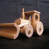 Drewniany traktor z pługiem — ruchoma zabawka dla chłopców