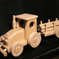Drewniany traktor z odczepianą przyczepą – ekologiczna zabawka i prezent dla dzieci