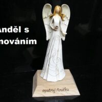 Aniol na bukowej podstawie – prezent urodzinowy i emerytalny