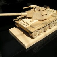 Drewniany czołg T-72 z grawerem – elegancki prezent dla żołnierzy i kolekcjonerów militariów