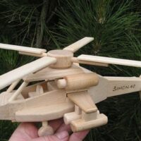 Drewniany helikopter Apache 37 cm z ruchomym śmigłem – prezent dla chłopca