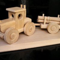 Drewniany traktor leśny z przyczepą – elegancki prezent dla leśnika lub myśliwego