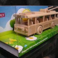 Drewniany trolejbus — ekologiczna zabawka