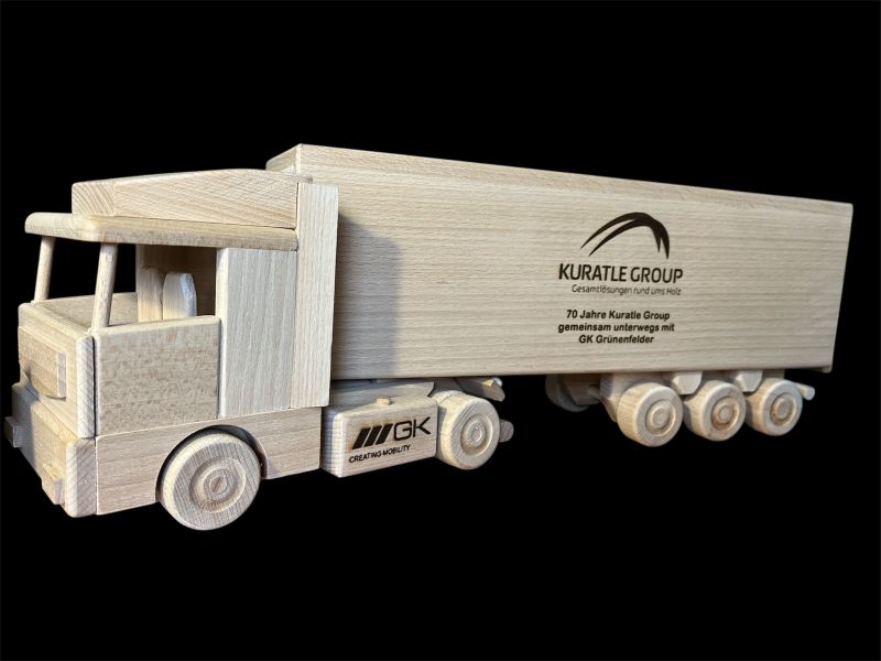 Prezent dla truckera – drewniany model tira z butelką