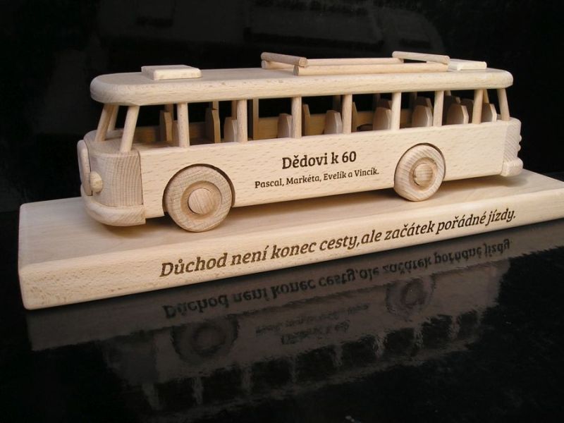 Drewniany autobus RTO – retro prezent dla kierowcy