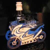 Motocykl sportowy z butelką i kieliszkami – prezent dla motocyklisty