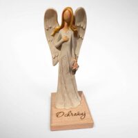 Figurka anioła z kwiatem jako elegancki prezent dla kobiety