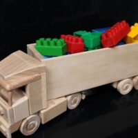 Tir – drewniany model jako zabawka dla dziecka
