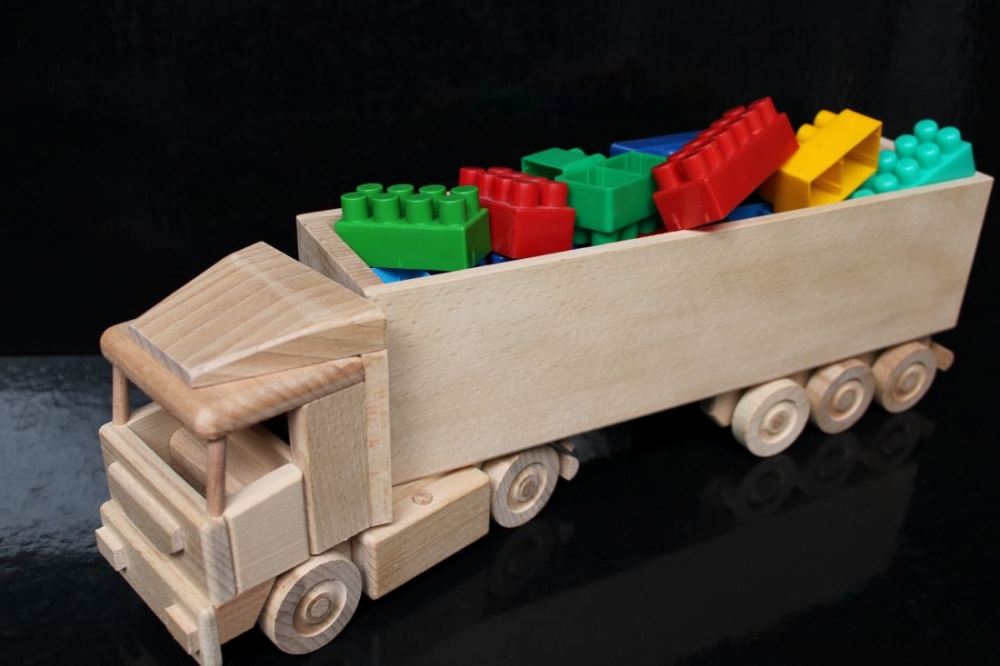 Tir – drewniany model jako zabawka dla dziecka