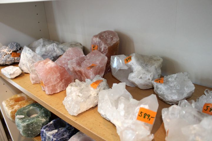 Minerały i kryształy. W ofercie ponad 30 rodzajów surowych minerałów – od ametystu i różowego kwarcu przez kryształ górski, cytryn czy obsydian po hematyt lub jaspis. Te naturalne kamienie wspierają energię, koncentrację