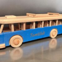 Model niebieskiego autobusu, prezent dla kierowcy z okazji przejścia na emeryturę