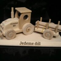 Drewniany traktor z przyczepą na podstawie – elegancki prezent dla traktorzysty