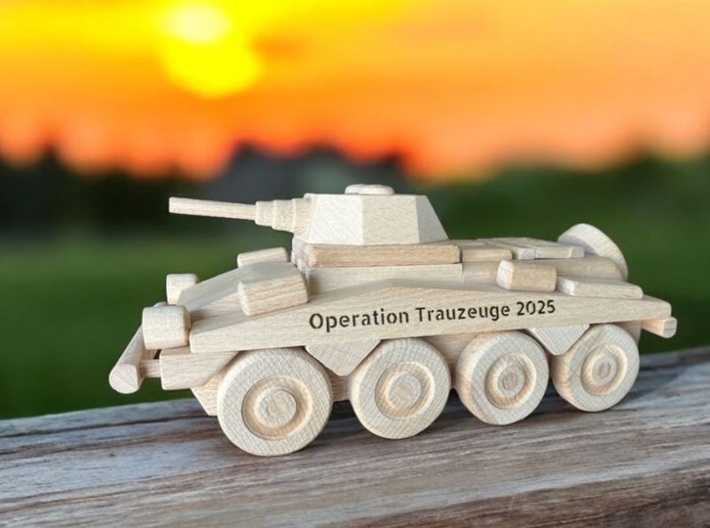 Drewniany transporter wojskowy jako prezent